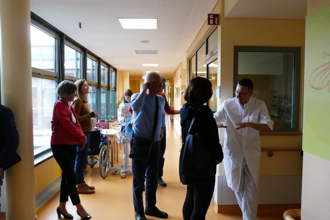 Auf der Parkinsonstation konnten die Teilnehmenden direkt mit Oberarzt Jacek Slowikowski ins Gespräch gehen.