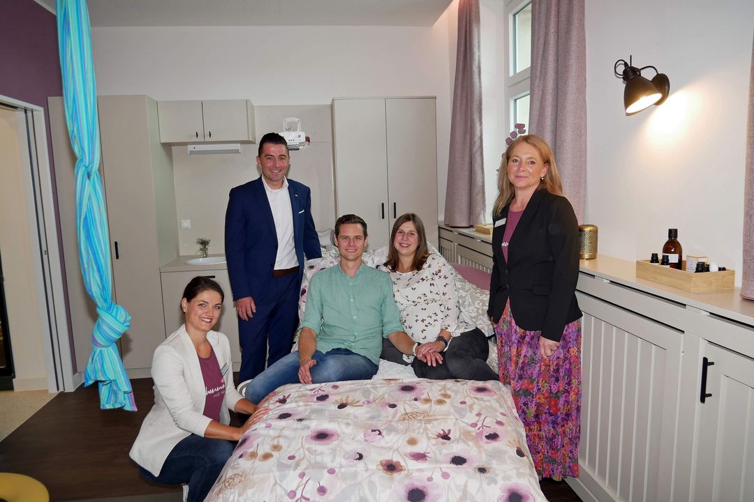 Von links: Jeanette Kuckartz (Teamleiterin Kreißsaal), Benjamin Michael Koch (Regionalgeschäftsführer), das Ehepaar Patrick und Claire Sojka, die bald ihr Baby im Hebammenkreißsaal bekommen und Anja Salmassi (Bereichsleitende Hebamme) 