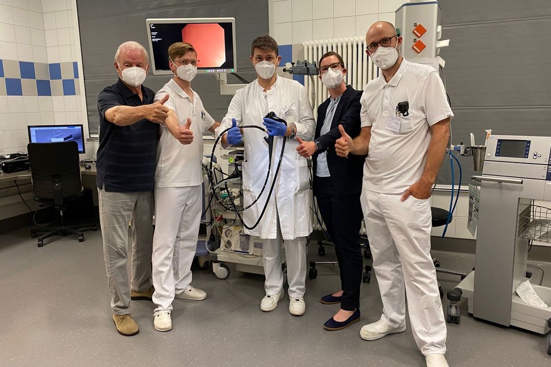 Jürgen Dohmeier Ehrenvorsitzender der „Freunde und Förderer des Dreifaltigkeitskrankenhauses Wesseling e.V.“ (li), Dr. med. rer. nat. Christer Bäck, Oberarzt und Sektionsleiter Gastroenterologie, Dr. med. Berthold Backes, Chefarzt Innere Medizin, Alexandra Krause, Kaufmännische Direktorin und Dr. med. Dominik Heling, Oberarzt Arbeitsschwerpunkt Endoskopie, sind stolz auf ihre neue topmoderne endoskopische Abteilung im Dreifaltikgkeits-Krankenhaus in Wesseling.  
