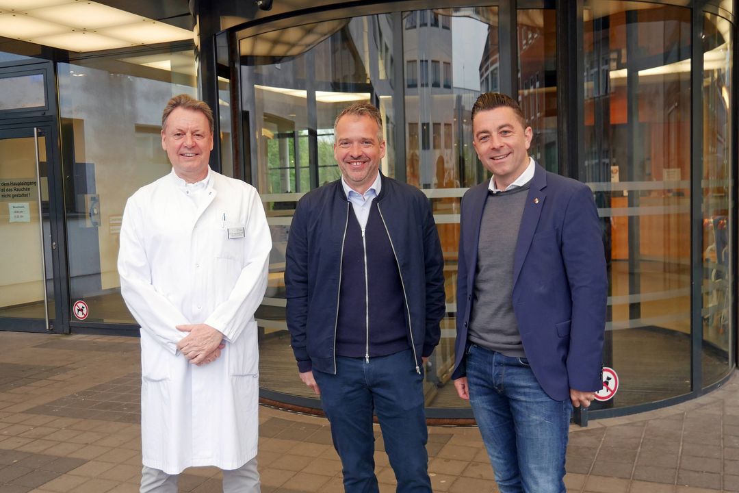 Begrüßung am ersten Arbeitstag im MARIEN: Dr. med. Marco Koriller (Mitte) wird von Regionalgeschäftsführer Benjamin Michael Koch (rechts) und dem Ärztlichen Direktor Prof. Dr. med. Thomas Möllhoff, M.Sc. in Empfang genommen. 