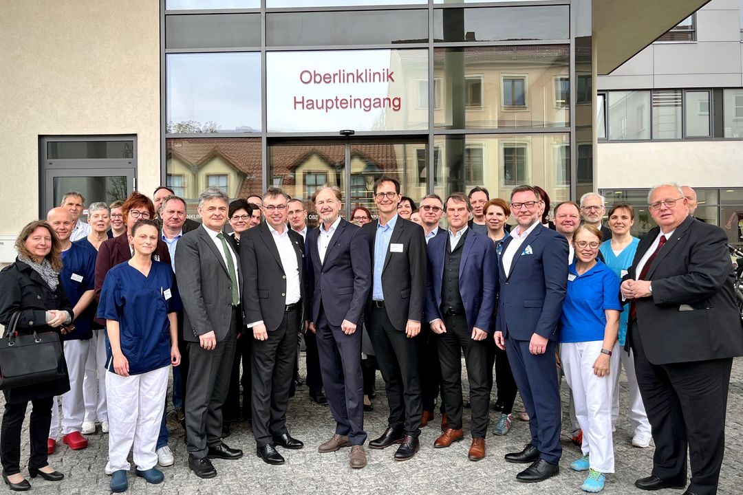 BU: Bildmitte v.r.n.l. Thomas Neubauer, kaufm. Vorstand Oberlinhaus, Michael Zaske, MSGIV, Alexander Mommert, Andras Koch, Vorstand Strategie, Karsten Honsel, Hauptgeschäftsführer Alexianer, Dr. Matthias Fichtmüller, Theologischer Vorstand, rechts außen: Norbert Lenke, Aufsichtsratsvorsitzender Alexianer GmbH. 