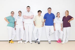 Das Team der „Neue Pflegewelt“ im St. Martinus-Krankenhaus in Düsseldorf: Viviane Ekloeh, Pflege (li.); Jacqueline Hillermeyer, Pflege; Patrick Kroeger, Pflege; Osman Oezdemir, Pflege; Christos Anagnostopoulos, stellv. Stationsleitung; Maia Sucksdorf, Pflege; Lolita Garecht, Stationsleitung (re.).