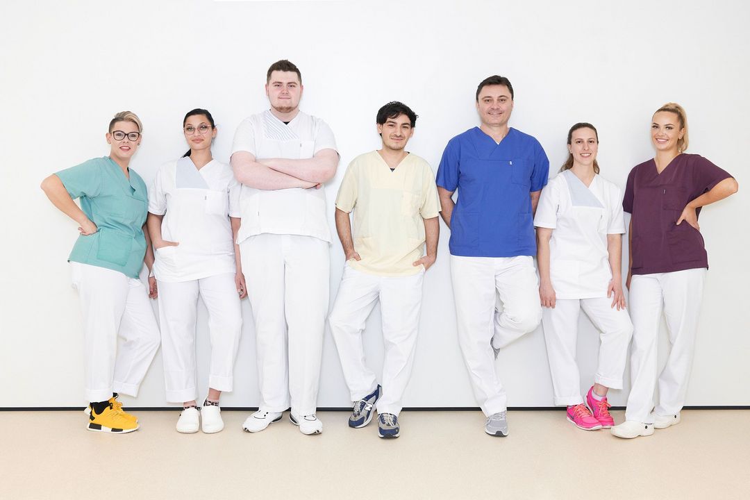 Das Team der „Neue Pflegewelt“ im St. Martinus-Krankenhaus in Düsseldorf: Viviane Ekloeh, Pflege (li.); Jacqueline Hillermeyer, Pflege; Patrick Kroeger, Pflege; Osman Oezdemir, Pflege; Christos Anagnostopoulos, stellv. Stationsleitung; Maia Sucksdorf, Pflege; Lolita Garecht, Stationsleitung (re.).
