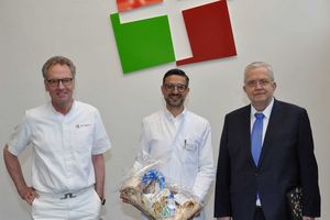Dr. med. Theocharis Yiakoumos ist neuer Chefarzt der Urologie im Klinikum Hochsauerland (Bildmitte). Werner Kemper, Sprecher der Geschäftsführung (rechts im Bild) und Dr. med. Norbert Peters, Ärztlicher Direktor der Arnsberger Standorte des Klinikums Hochsauerland (links im Bild), stellten ihn vor.