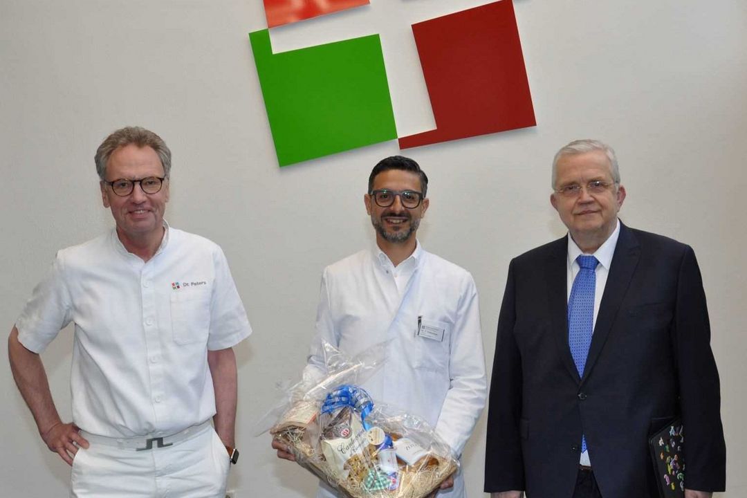 Dr. med. Theocharis Yiakoumos ist neuer Chefarzt der Urologie im Klinikum Hochsauerland (Bildmitte). Werner Kemper, Sprecher der Geschäftsführung (rechts im Bild) und Dr. med. Norbert Peters, Ärztlicher Direktor der Arnsberger Standorte des Klinikums Hochsauerland (links im Bild), stellten ihn vor.