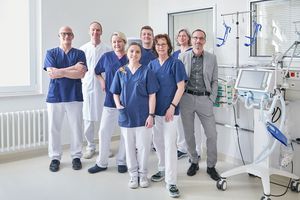 Freuen sich über die neue Intensivstation: Mitarbeitende der modernisierten Intensivstation am Wesselinger Dreifaltigkeits-Krankenhaus mit Chefarzt Dr. Rolf Scholer-Everts (hinten links) und Pflegedirektor Lars Schmaderer (vorne rechts).