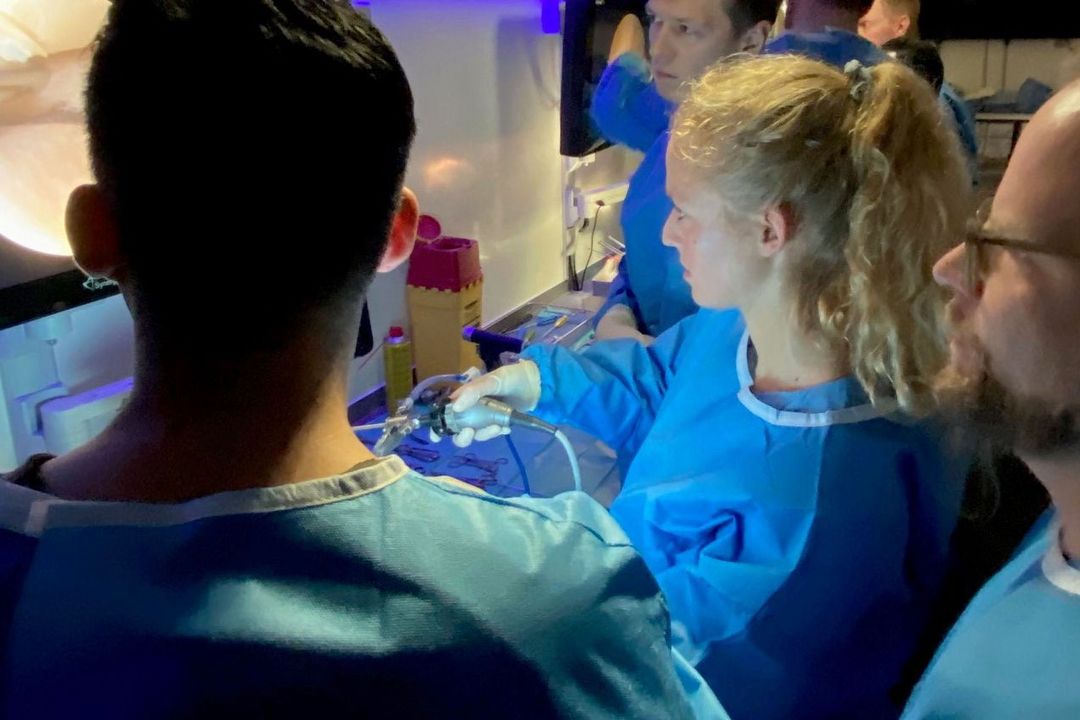 Assistenzärzte der Orthopädie und Unfallchirurgie lernen im Schulungstruck unter realistischen Bedingungen. 