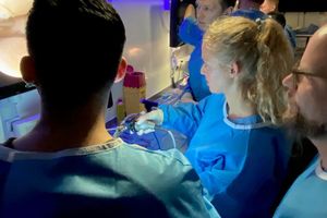 Assistenzärzte der Orthopädie und Unfallchirurgie lernen im Schulungstruck unter realistischen Bedingungen. 