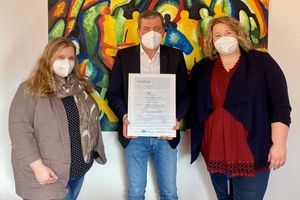 Manfred Sunderhaus (Geschäftsführer DGKK, Mitte), mit Johanna Ziebakowski (links) und Stefanie Gries (beide Abteilung Qualitätsmanagement), freut sich über das TÜV-Zertifikat.