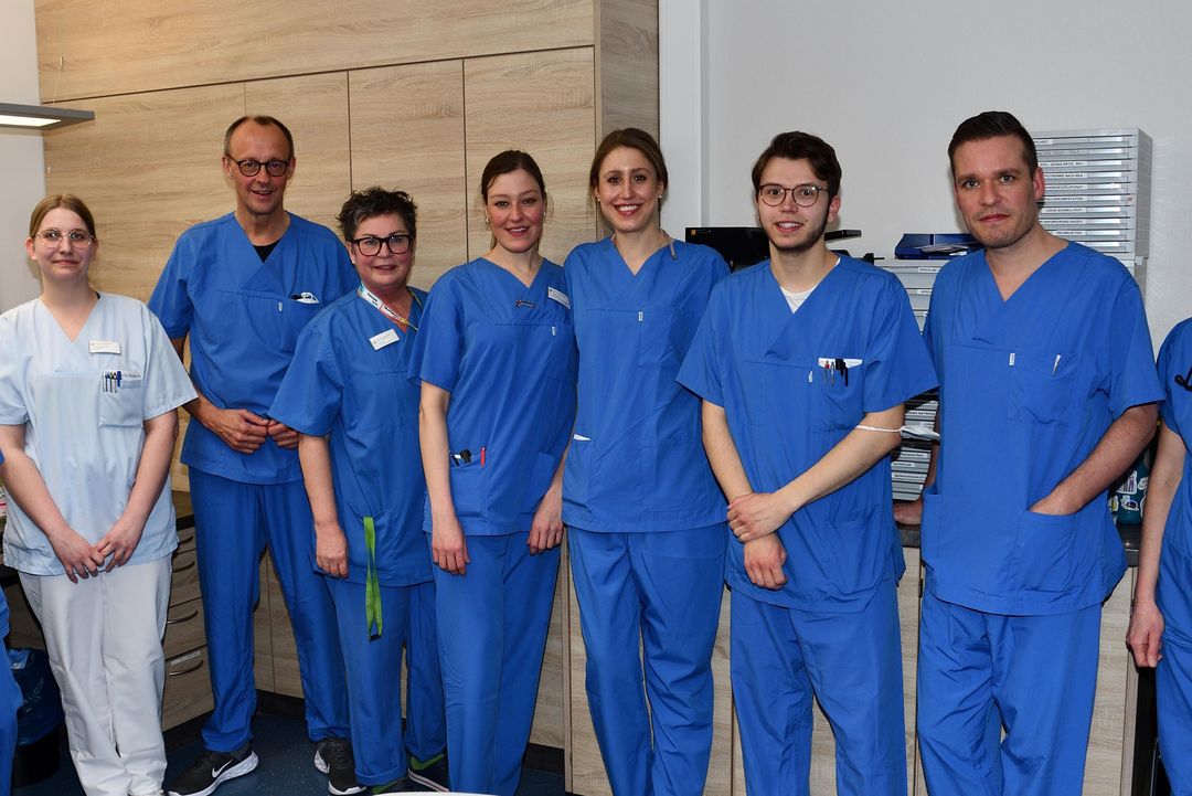 Friedrich Merz mit dem Team der Intensivstation des Klinikums Hochsauerland. 