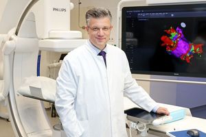 Chefarzt Prof. Dr. Robert Bernat im weißen Kittel im OP Saal. 