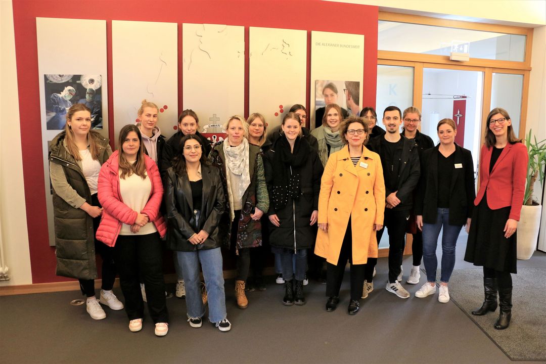 Die Studierenden mit Professorin Dr. Janina Evers (rechts), Nicole Priemer (2.v.r.) und Dr. Martina Klein (6.v.r.) 