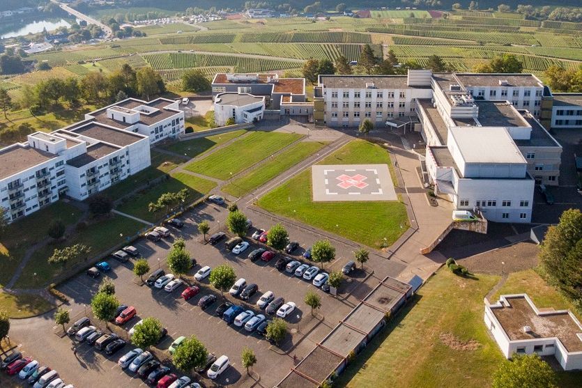 Das Klinikum Mittelmosel auf dem Barl in Zell. 