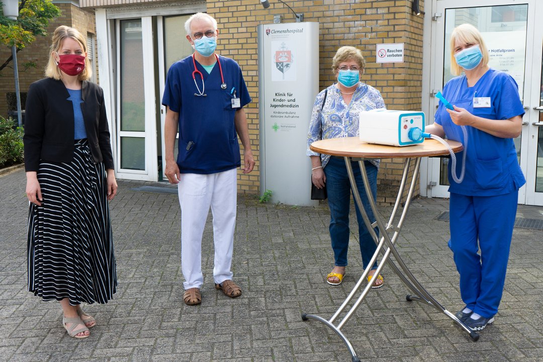 Mehrere Personen stehen um ein Beatmungsgerät herum