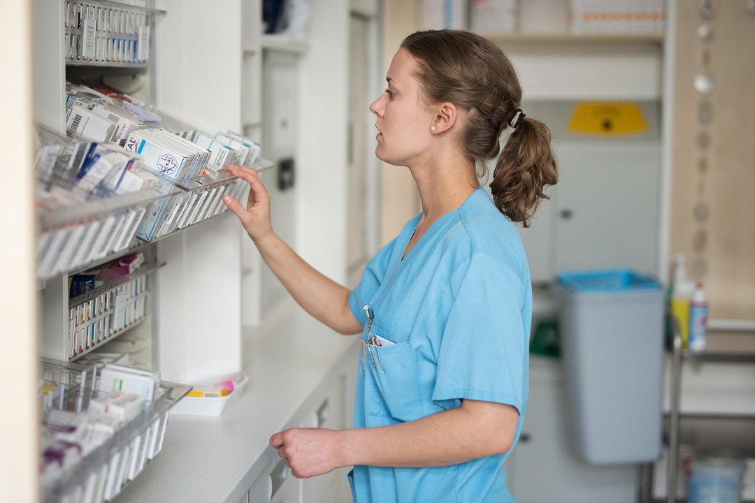 Mitarbeiterin am Medikamentenschrank
