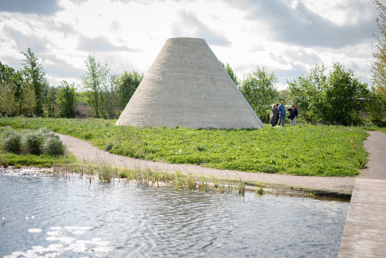 Großes Objekt im Garten der Stille vor einem Teich