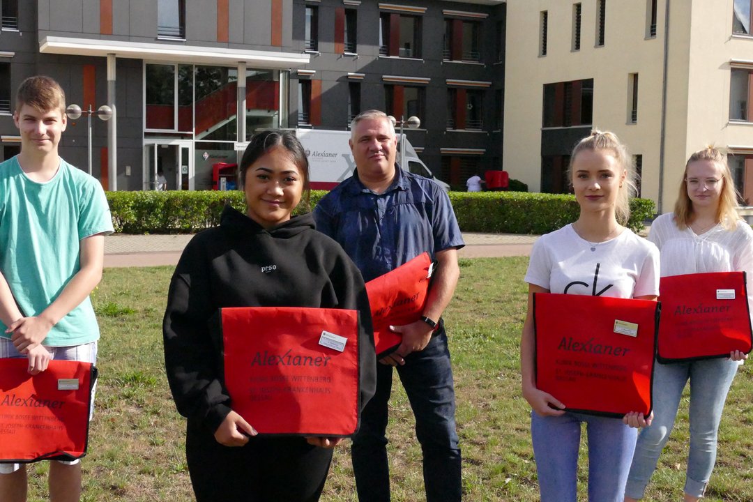 Die neuen Auszubildenden vor dem St. Joseph-Krankenhaus Dessau