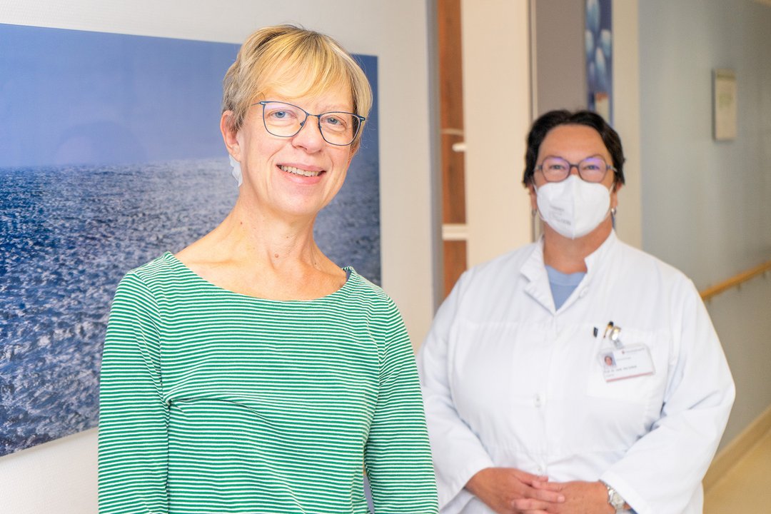 Eine Patientin lächelt in die Kamera