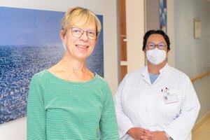 Eine Patientin lächelt in die Kamera