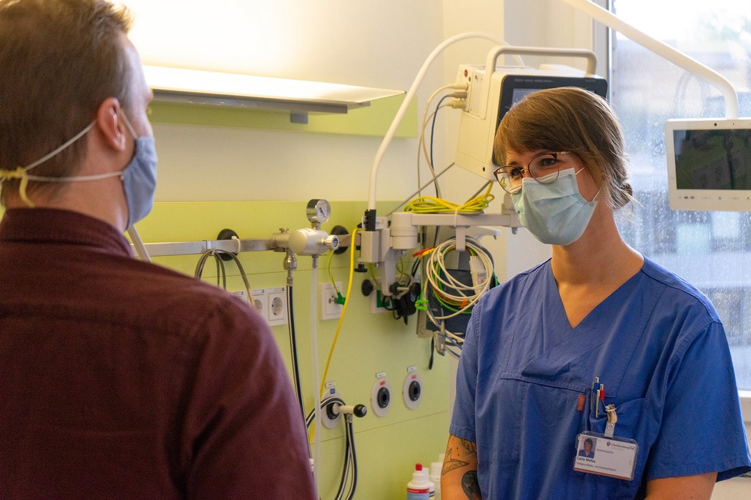 Eine Krankenschwester spricht mit einem Patienten