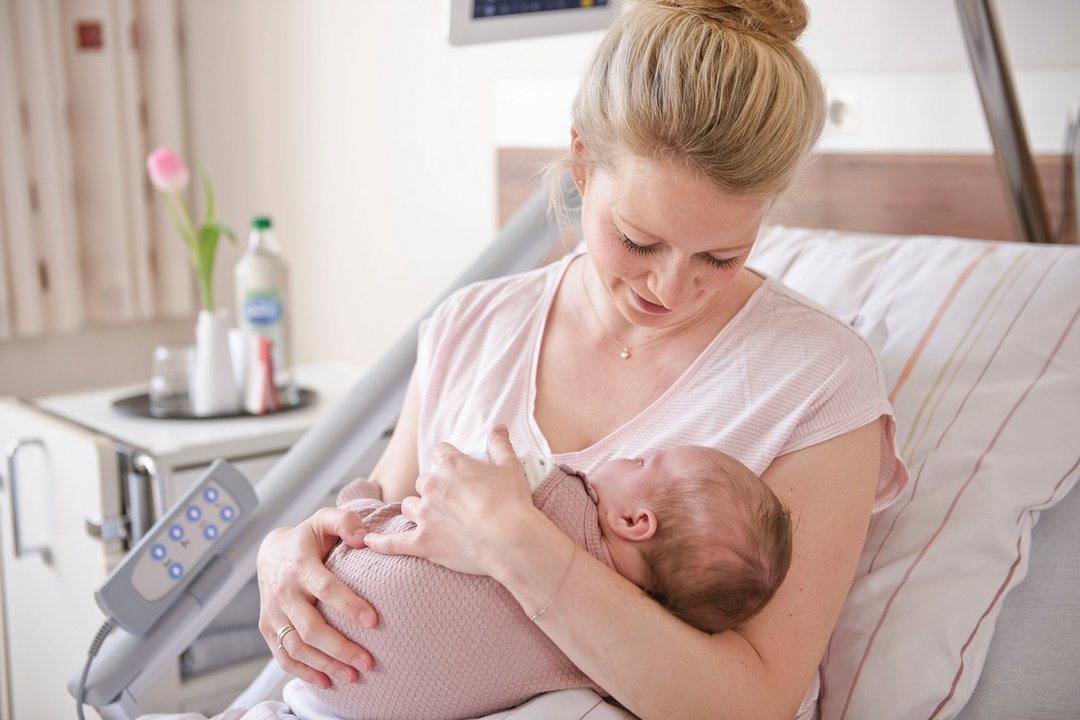 Frau mit Baby auf dem Arm
