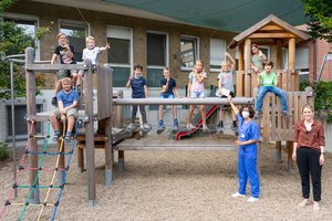 Kinder auf einem Spielgerüst