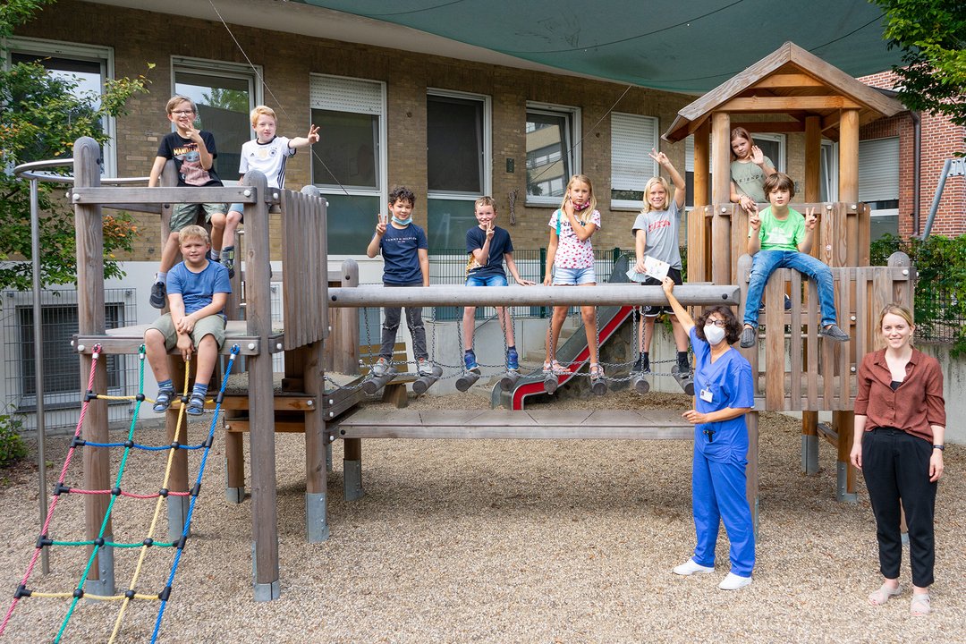 Kinder auf einem Spielgerüst