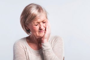 Eine Frau mit Schmerzen