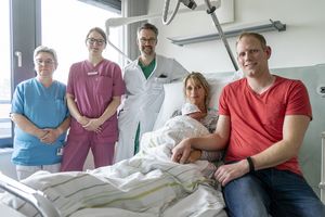 Mehrere Personen an einem Patientenbett