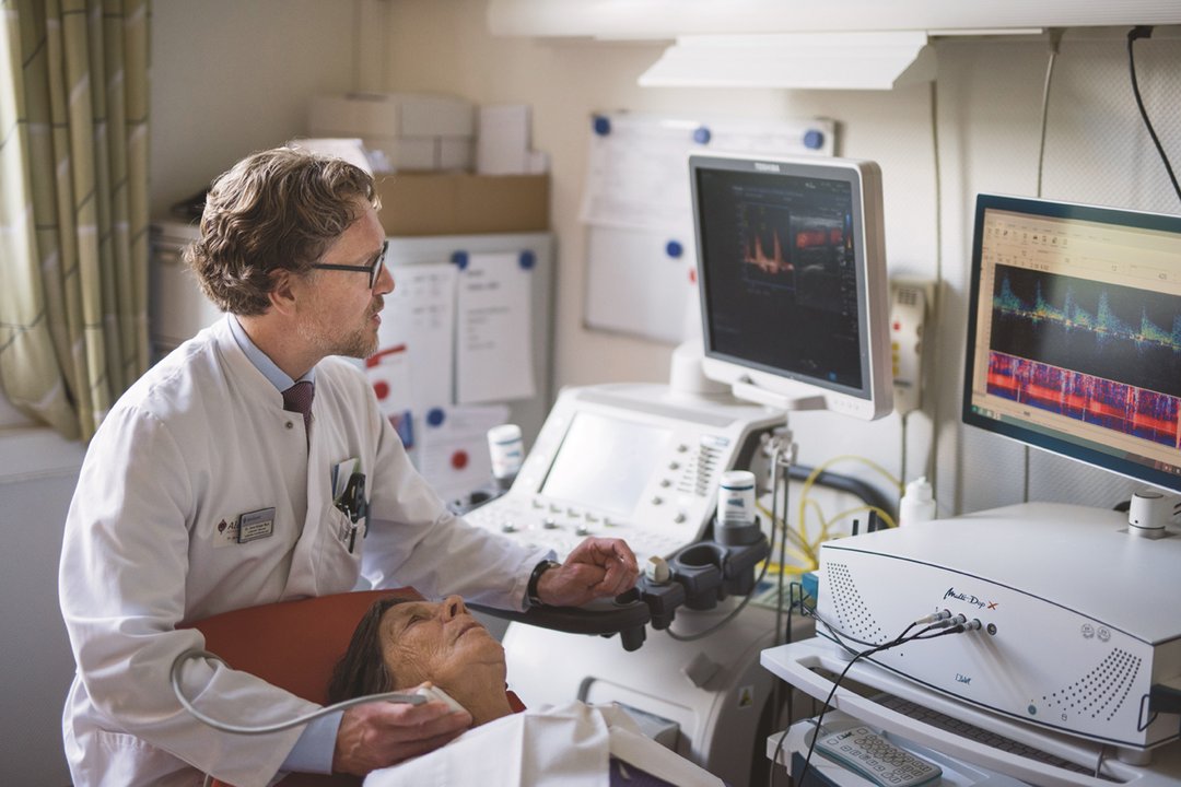 Dr. Jens-Holger Moll, Leiter des Alexianer Schlaganfallzentrums bei der Doppler-Ultraschalluntersuchung.