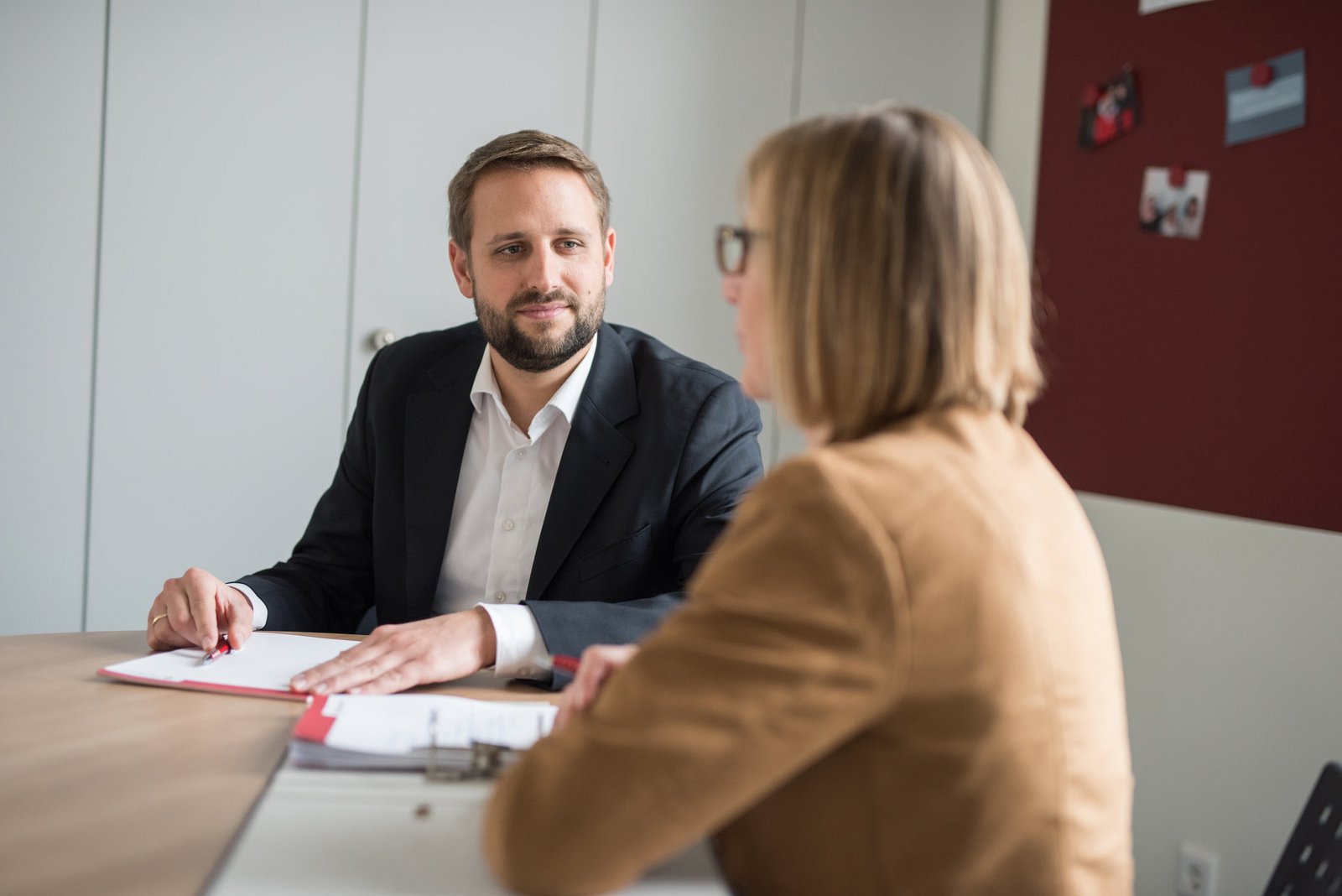 Martina Büscher und Simon Woltering im Gespräch