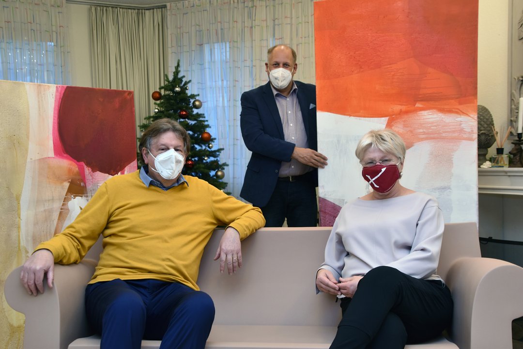 Der Verein zur Förderung der öffentlichen Gesundheits- und Altenpflege e.V. Tönisvorst stiftet ein Sofa für den Sinnesgarten und Original-Gemälde von Edi Wittkowski für das Seniorenhaus St. Tönis.