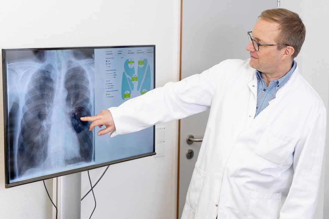 Dr. Andreas Gröschel und ein Röntgenbild