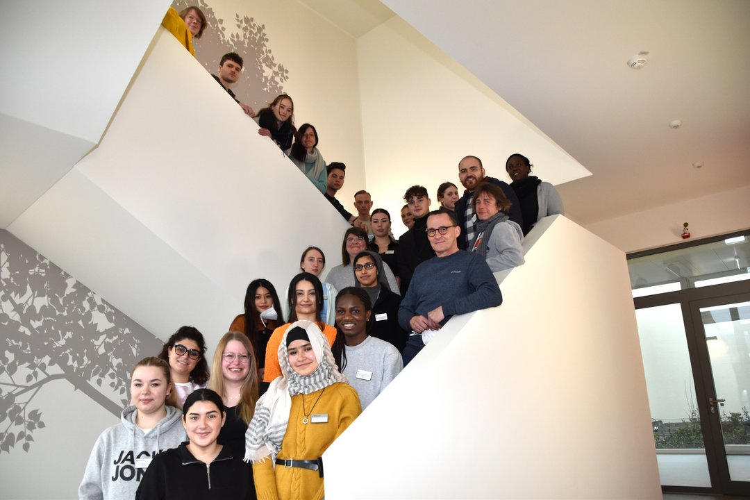25 Auszubildende Pflegefachmann/Pflegefachfrau im Neubau der Alexianer Akademie für Pflege