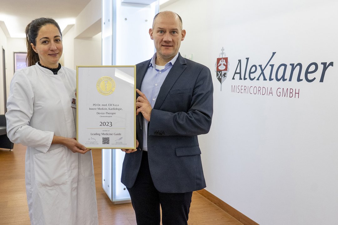 Dr. Kaya und Hr. Büscher mit der Urkunde