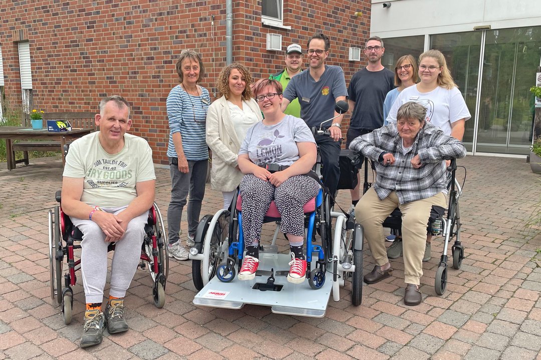 Die Bewohner und das Team vom Haus Thomas mit dem neuen Rollstuhlfahrrad.