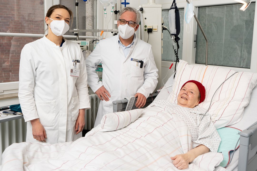 Zwei Ärzte stehen am Bett einer Patientin
