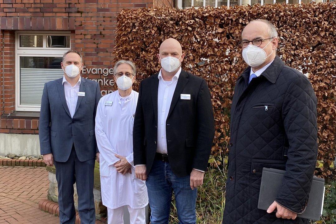 Foto (Petra Oelck) von links: Christian Bake (Kaufmännischer Direktor EVK Münster – Alexianer Johannisstift GmbH), Dr. Peter Kalvari (Ärztlicher Direktor am EVK Münster – Alexianer Johannisstift GmbH), Dirk Böwer (Pflegedirektor am EVK Münster – Alexianer Johannisstift GmbH), Dr. Hartmut Beiker (Vorsitzender des Stiftungskuratoriums der Stiftung der Alexianerbrüder)