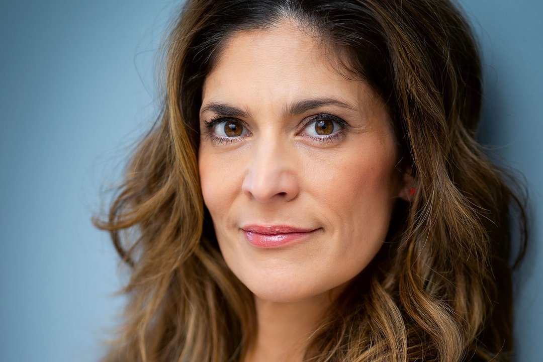 Das Bild zeigt die Autorin des Buches Das andere Gesicht, Katty Salie.