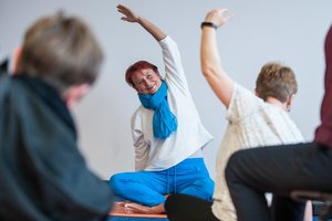 Eine Frau macht eine Yoga-Übung