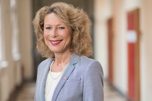 Dr. Iris Hauth