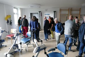  Die Besucher*innen hatten die Möglichkeit die medizinischen Geräte in der Physiotherapie zu besichtigen.