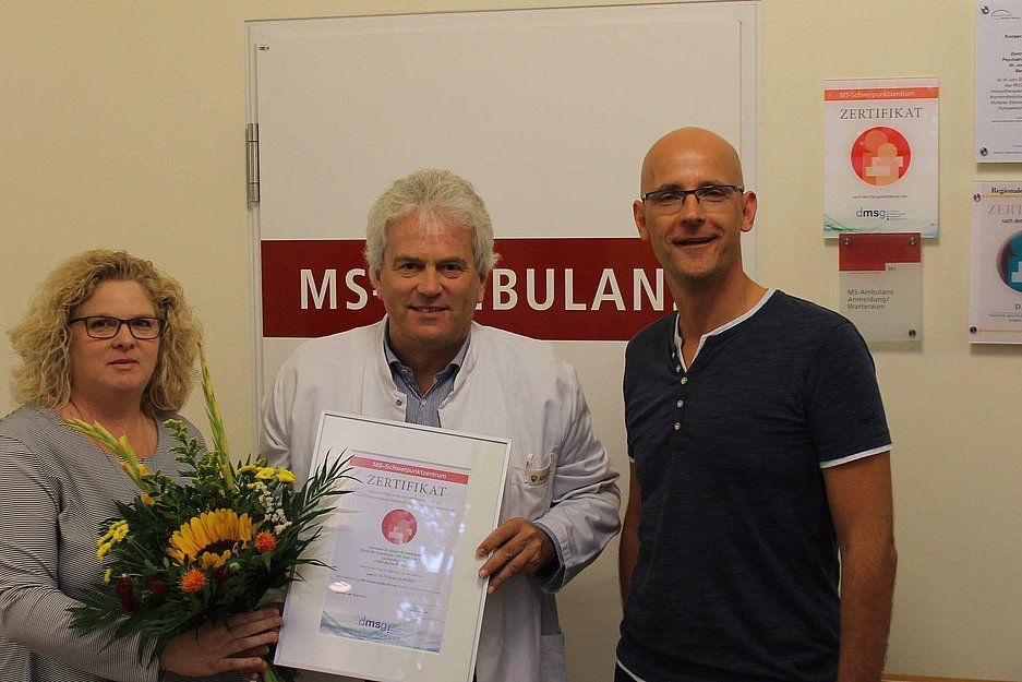 Karin May (DMSG Berlin) mit Prof. Dr. med. Thomas Müller und MS-Therapiemanager Michael Baake