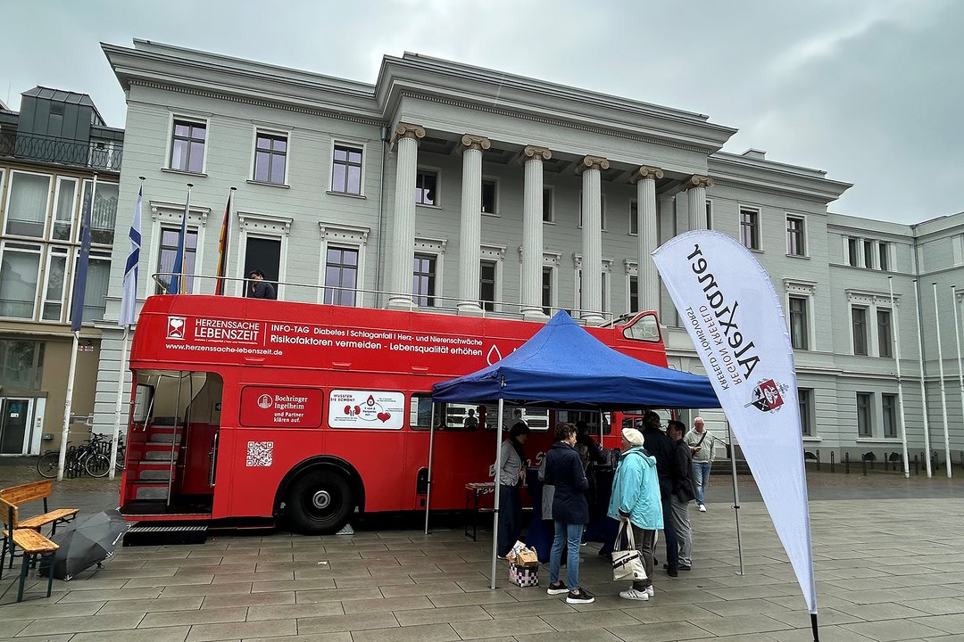 Roter Infobus "Herzenssache Lebenszeit" Alexianer Krefeld
