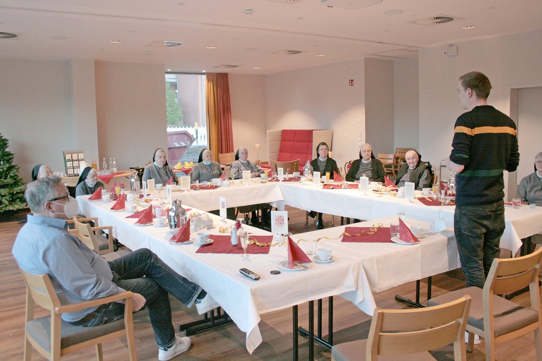 Ordensschwestern sitzen in einem großen Raum