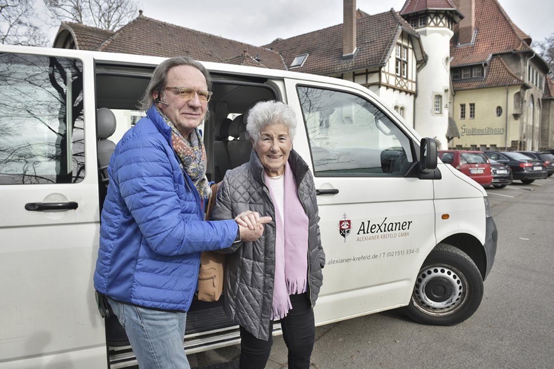 Der Ehrenamtliche Fahrdienst für den Treff Aktiv sorgt dafür, dass die an Demenz erkrankten Senior*innen sicher hin und zurück kommen.