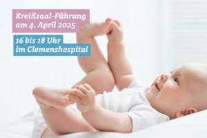 Glückliches Baby, dass auf dem Rücken liegt.