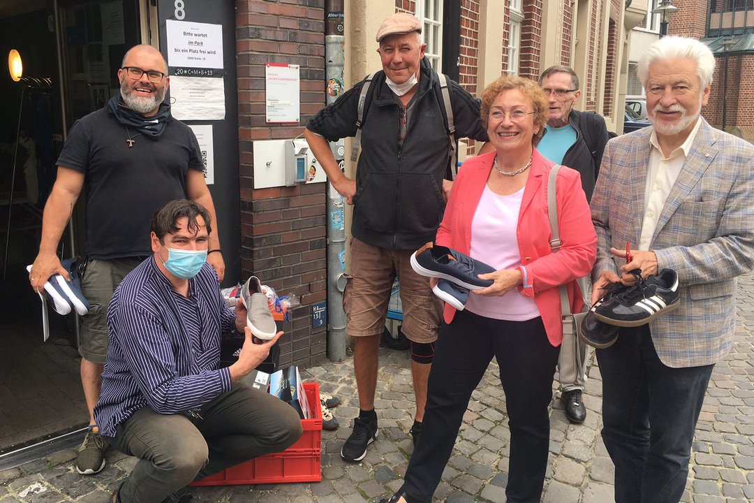 Mehrere Menschen stehen vor dem Treffpunkt