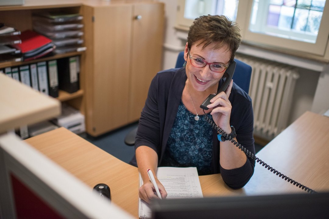 Mitarbeiterin am Telefon