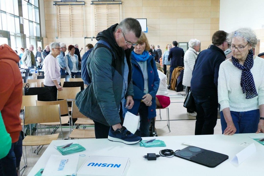 Großes Interesse zeigten die Gäste beim Ausprobieren der Anti-Freezing-Schuhe. Dabei unterstützt eine Echtzeit-Vibrationstechnologie beim Gehen, so dass sich das Gangbild der Betroffenen sofort verbesserte.